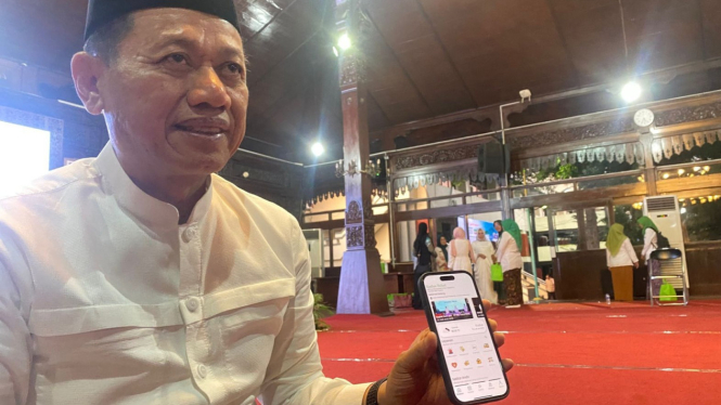 Bupati Samani tunjukkan aplikasi Kudus Sehat beragam layanan.