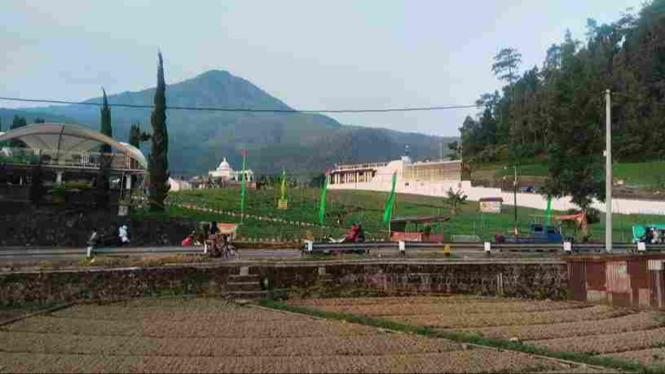 Gunung Lawu dari Kejauhan