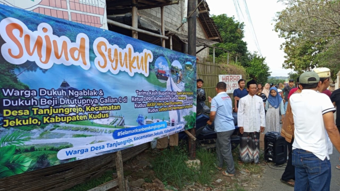 Warga Tanjungrejo bentangkan spanduk luapan kegembiraan