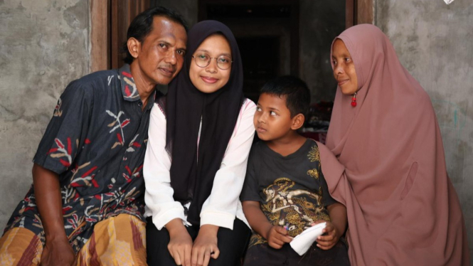 Putri Khasanah dan keluarganya