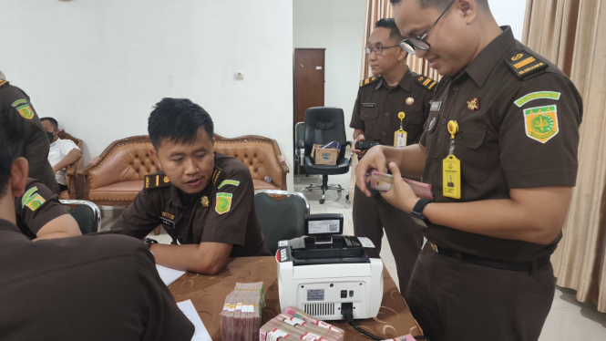 Tersangka Korupsi Alkes kembalikan uang