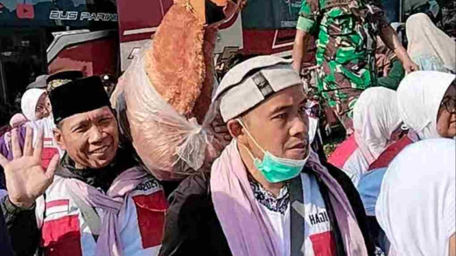 Jamaah Haji Asal Karanganyar tiba sambil membawa boneka Unta