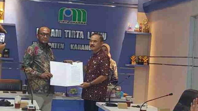 Dewas PUDAM saat menyerahkan SK pada Dirteknik PUDAM