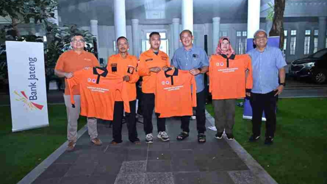 Bupati Rober Ngopo Bareng Relawan