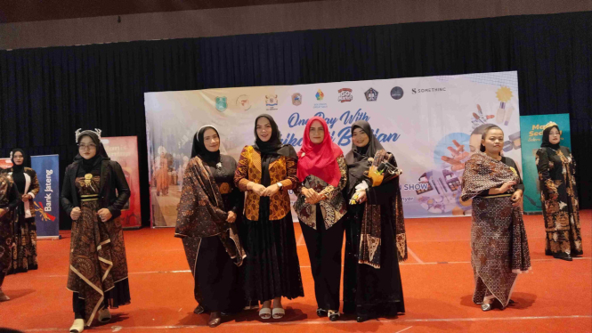 Istri Wakil Bupati Karanganyar berpose bareng peragawan emak emak