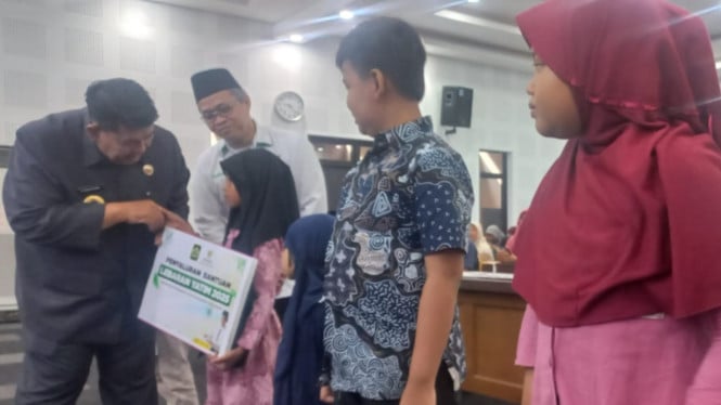 Bupati Kulonprogo bagikan tali asih anak yatim