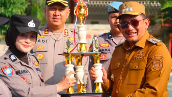 Bupati Berikan Penghargaan pada Polisi