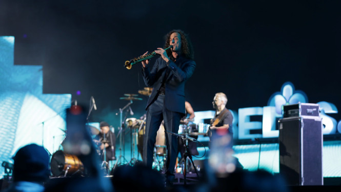 Kenny G saat tampil di Prambanan Jazz 2025