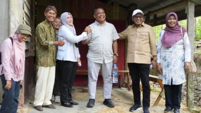 Harda Kiswaya bersama transmigran di Konawe Selatan