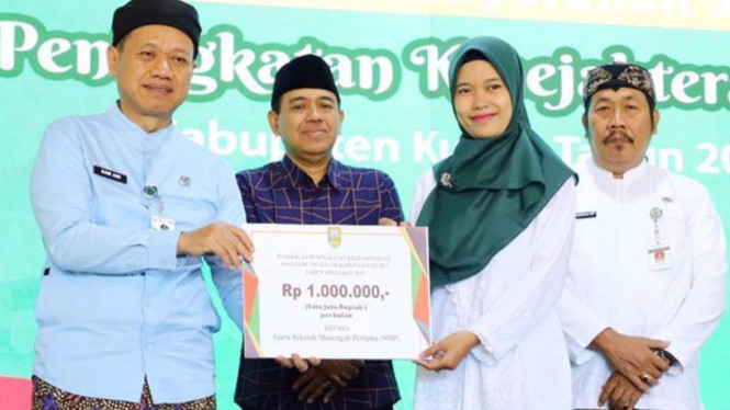 Bupati Sam’ani serahkan  HKGS kepada salah satu guru swasta di Kudus