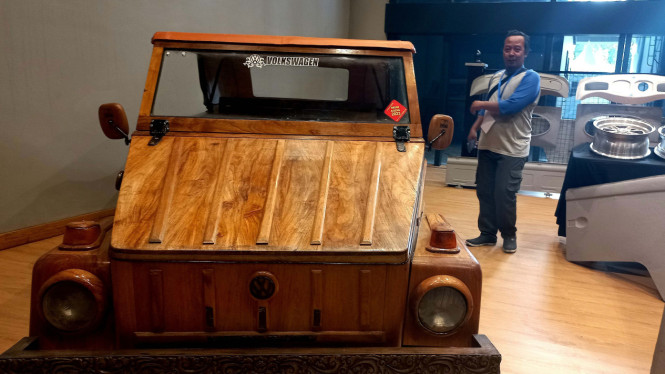 VW Safari tahun 1976 ber-boddy kayu jati
