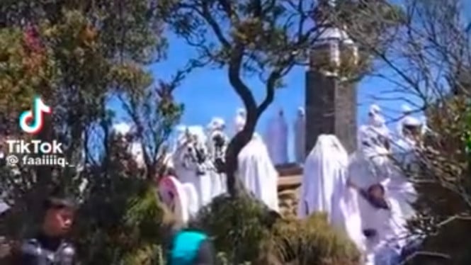 Rombongan Jubah Putih di Puncak Gunung Lawu