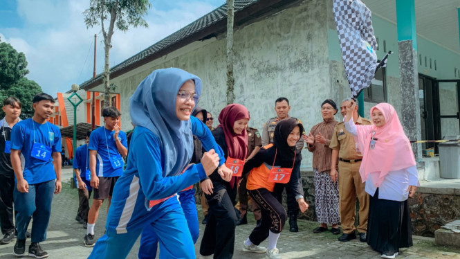 Siswa Sekolah Rakyat di Wonosobo berolahraga