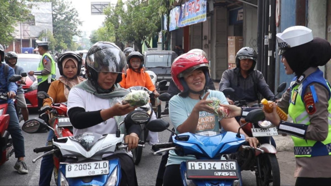 Satlantas Polres Kebumen berikan hadiah sayuran ke pengendara tertib.