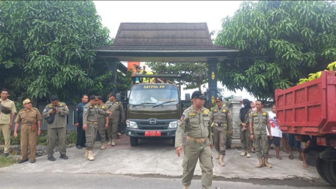 Bupati Purworejo kerahkan  Satpol Purworejo eksekusi bangunan liar
