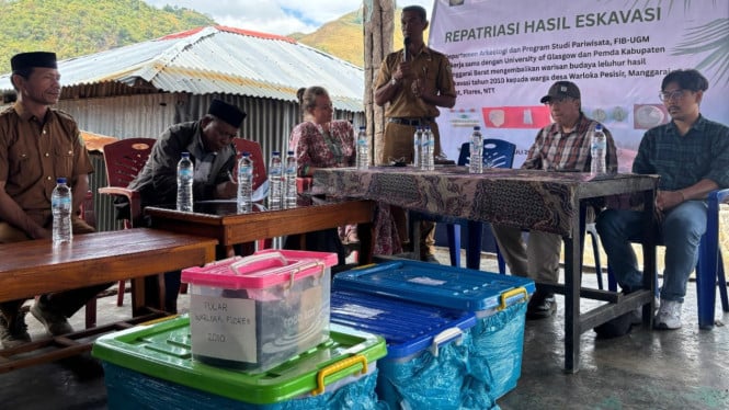 Penyerahan hasil ekskavasi pada masyarakat Labuhan Bajo