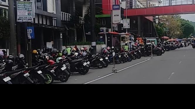 Pengelolaan lahan parkir di depan Pasar Wonosobo.
