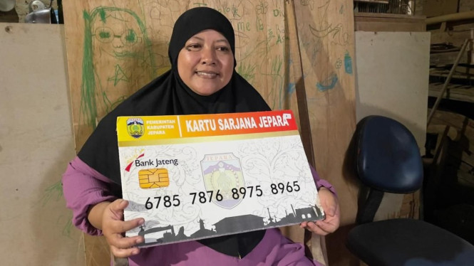 Mei Wulandari senang putrinya dapat beasiswa Kartu Sarjana Jepara