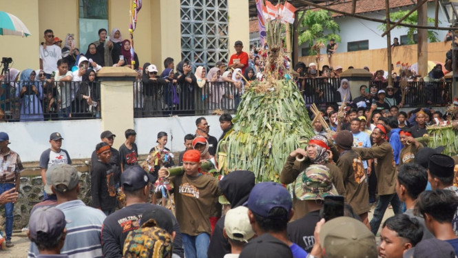Jembul dari ancak irisan bambu dan kain dikirab keliliing desa .