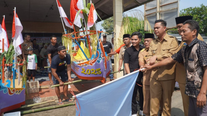 Perahu berisi sesajen dilarung ke laut Jepara disaksikan Bupati Jepara