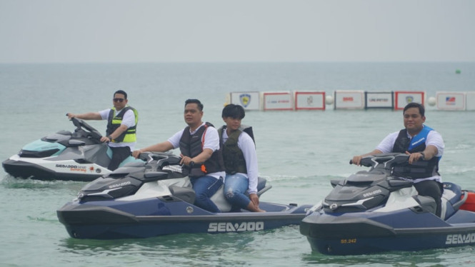 Bupati Witiarso jajal lintasan Aquabike Championship dengan jet ski.