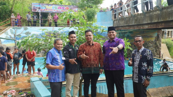 Bupati  Witiarso dan Wabup Hajar foto bersama di Sendang Kali Ngetuk
