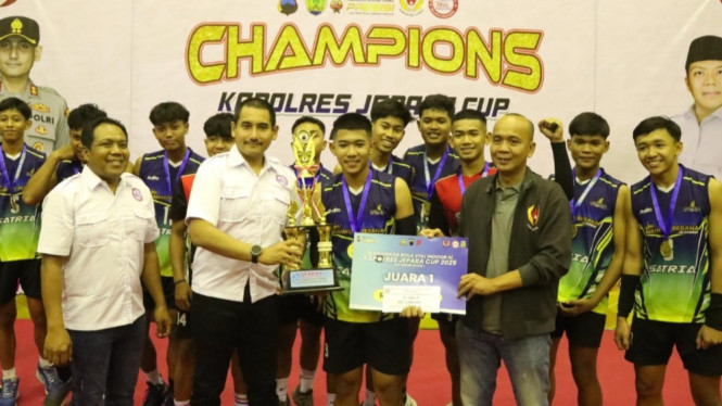 Kapolres Erick selaku Ketua Pengkab PBVSI Jepara foto bersama juara.