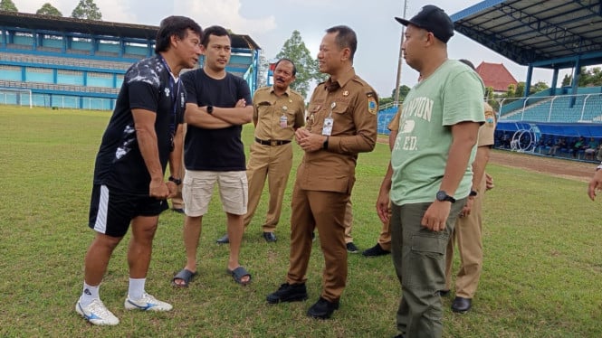 Bupati Samani  temui manajer dan pelatih Persiku jelang verifikasi LIB