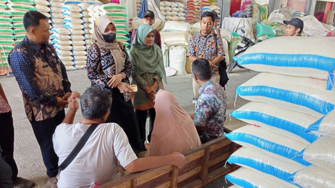 Tim gabungan Satgas Pangan Kudus sidak lokasi penjualan beras.