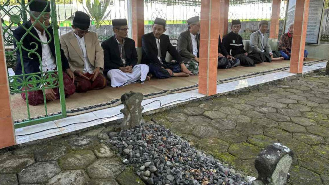 Ziarah makam KH Asmorosufi salah satu tokoh pendiri Wonosobo.