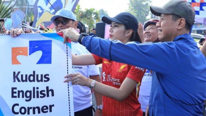 Bupati Samani resmikan Kudus English Corner saat CFD di Alun-alun Kudus.