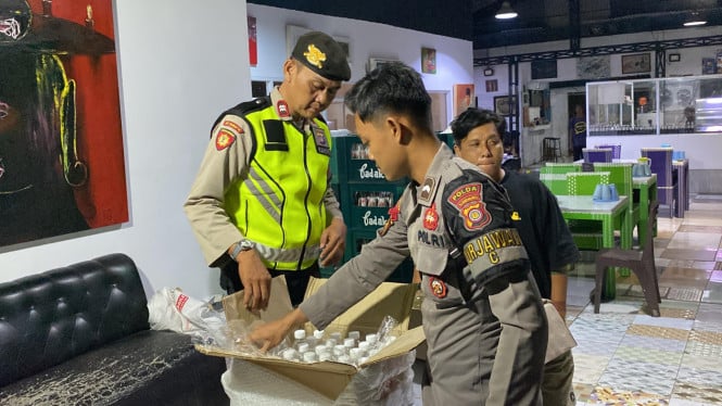 Penyitaan botol miras ilegal oleh Polda DIY