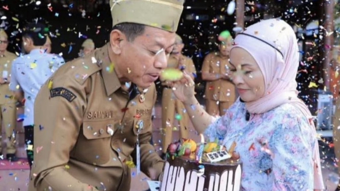 Bupati Samani dikado kue tart dari sang istri saat apel pagi ASN