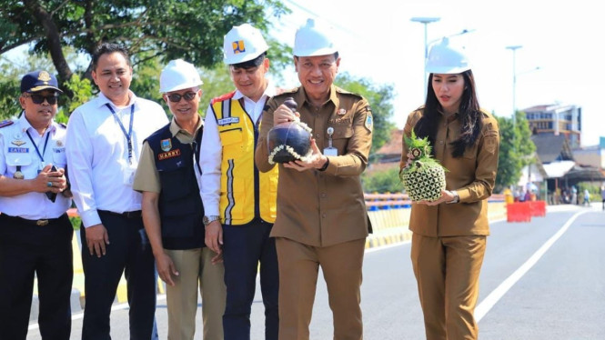 Prosesi pecah kendi oleh Bupati Samani tandai peresmian jembatan baru