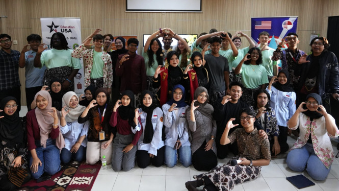 Kunjungan siswa Amerika di American Corner UMY