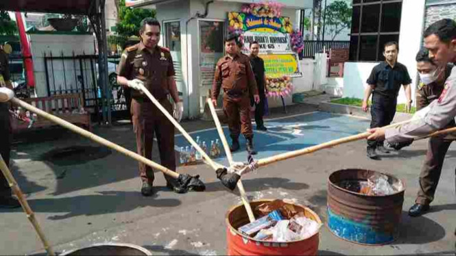 Kajari musnahkan sabu, rokok hingga hp