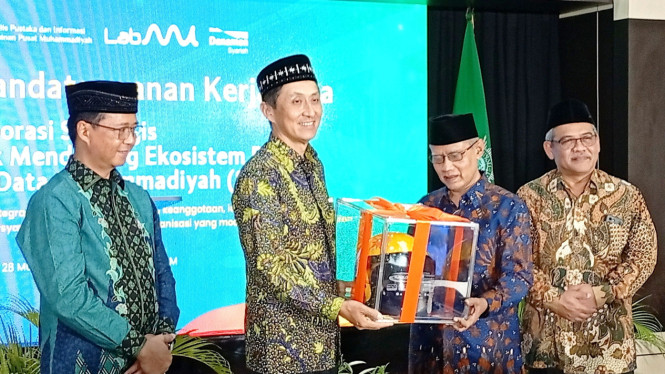 Daisuke Ejima dan Prof Haedar Nashir bertukar cendramata