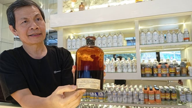 Tri Sapto Muljono dengan botol kuno Sari Wangi