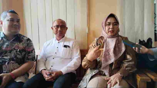 Ketua dan anggota Komisi B dan Dirut Bank Karanganyar Wisnu