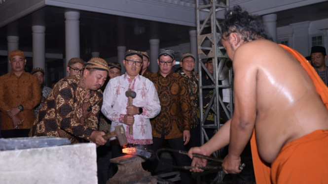 Bupati Rober tengah menerpa keris Jaran Bigar