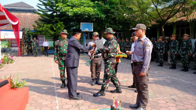 Forkompinda serahkan peralatan kerja ke anggota Kodim Kota Magelang