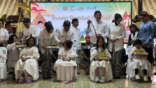Prosesi cukur rambut gimbal warnai perayaan Hari Jadi Wonosobo.