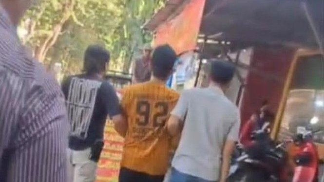 Polisi meringkus pelaku dan menyita parang dan kaos milik pelaku