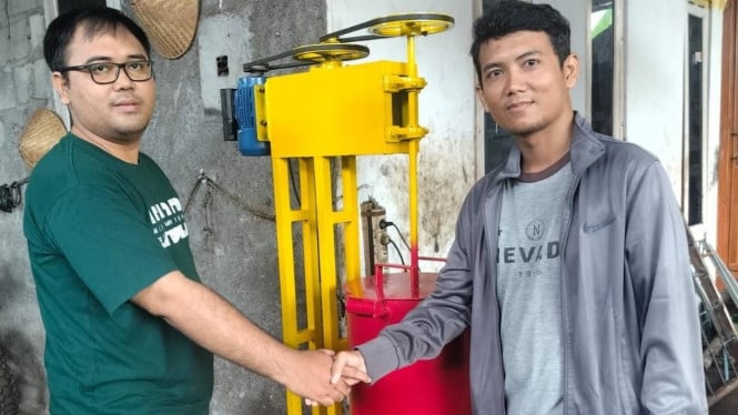 Dosen UMY dan mesin peleleh plastik