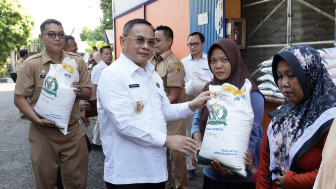 Sudewo serahkan bantuan beras ke warga Pati penerima manfaat