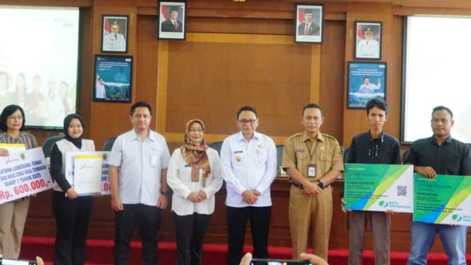 Pemkab Pati salurkan bantuan perlindungan sosial ketenagakerjaan