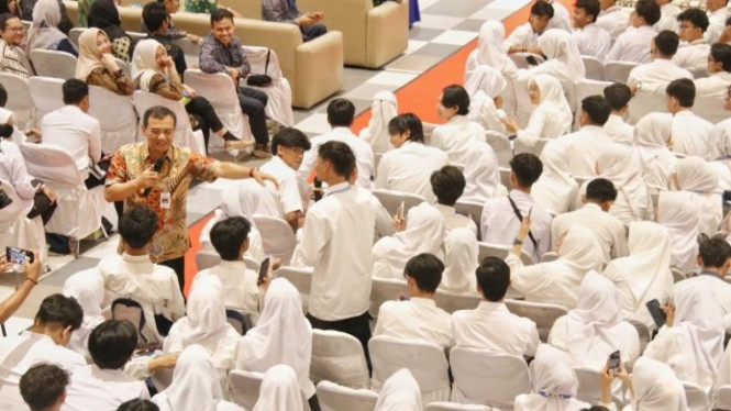 Ahmad Luthfi berdialog dengan para mahasiswa KKN UMK