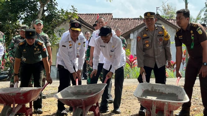 Forkompinda Jepara masukan adukan semen ke proyek rabat beton