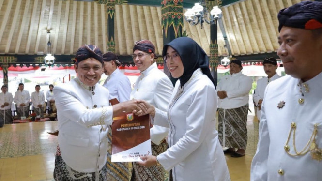 Bupati Afif melantik Khristiana Dhewi menjadi Kepala Diskominfo