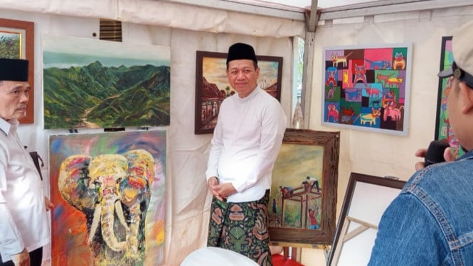 Bupati Kudus saat kunjungi tenda pameran lukisan di Museum Patiayam